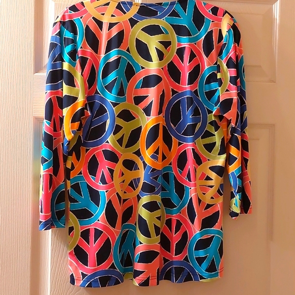 Anthony's 3/4 sleeve top. Multi color with black background - Picture 2 of 4
